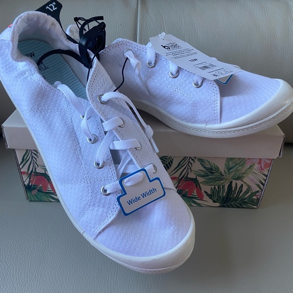 White slip on sneaker - no tie - Picture 9 of 9